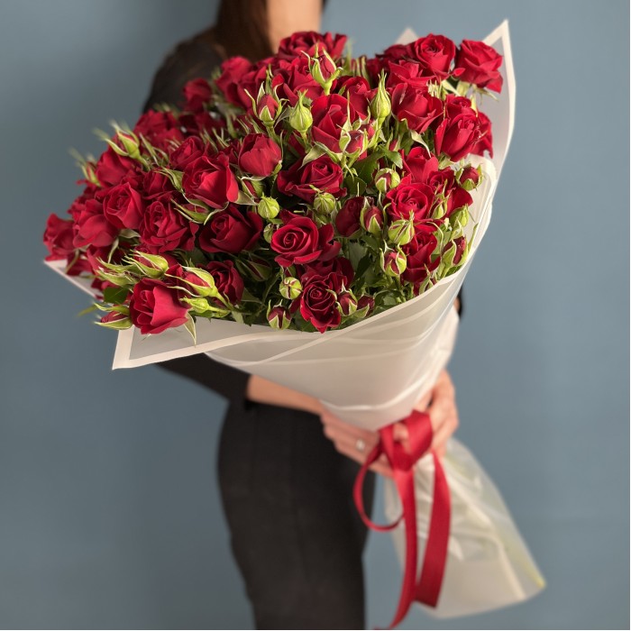 15 красных кустовых роз Рубикон 70 см